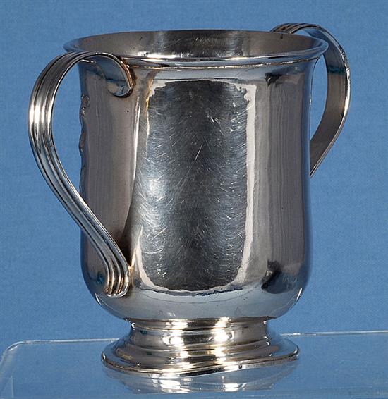 A George III silver loving cup, Height: 4 ½/115mm Width to handles 6 ½/165mm, 9.5oz/269grms.